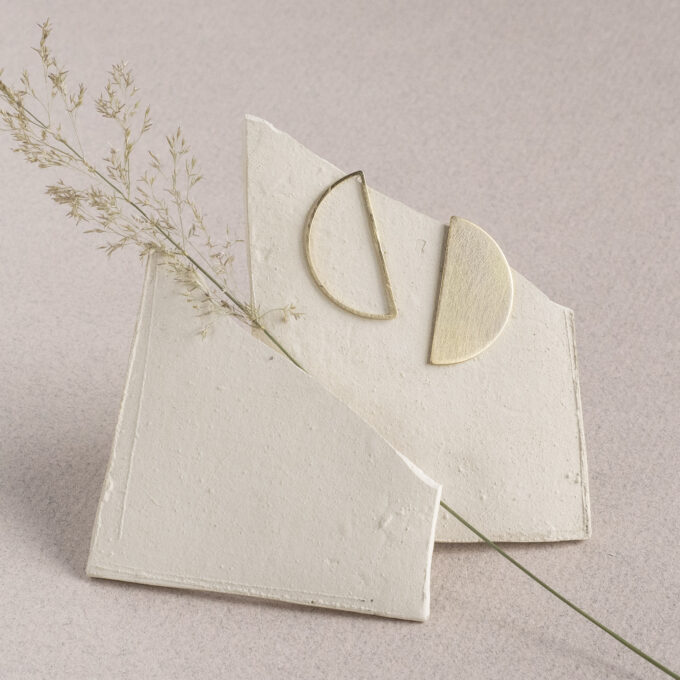 Open|close half moon studs