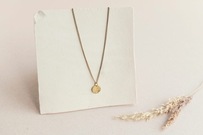 Hammered coin necklace mix&glow - Afbeelding 2