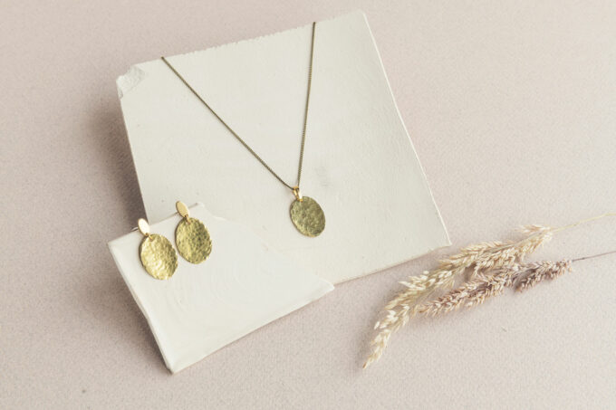 Hammered oval brass studs - Afbeelding 4