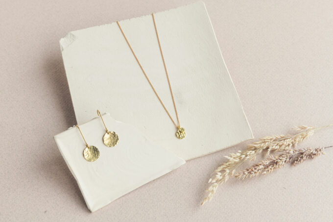 Tiny dots necklace
