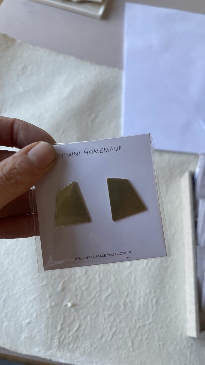 The medium geometric stud