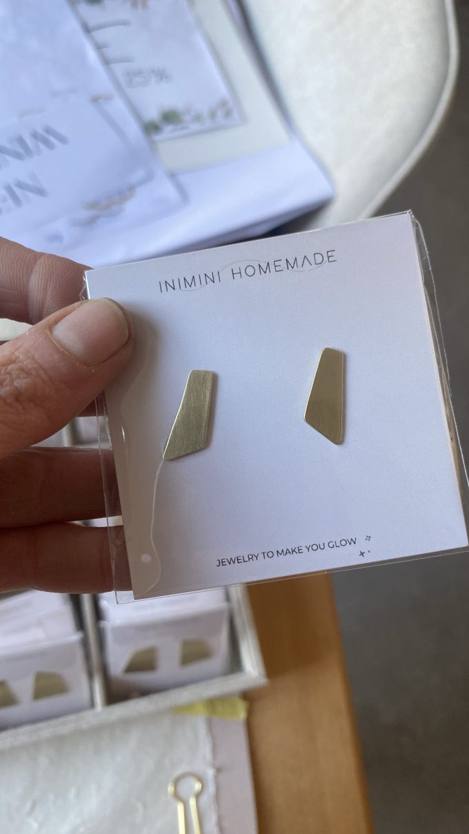The small geometric stud