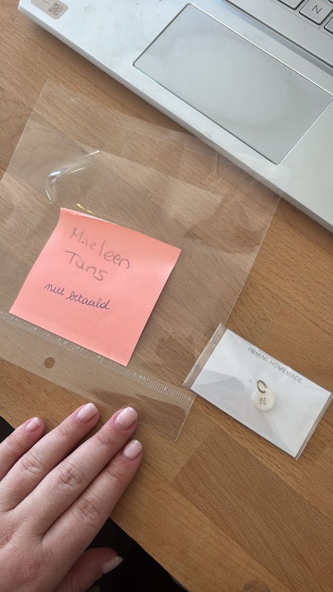 Bedeltje parlemoer letter N